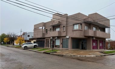 La esquina asombrosa! Locales y departamentazo en venta...