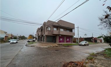 La esquina asombrosa! Locales y departamentazo en venta...