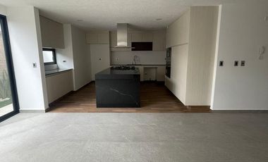 CASA EN RENTA MODERNA  EN LOMAS DE ANGELOPOLIS