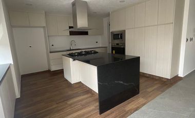 CASA EN RENTA MODERNA  EN LOMAS DE ANGELOPOLIS