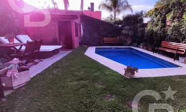 Venta - Casa - Estilo Ingles - Jardin - Piscina - Parrilla - 4 dormitorios - Luminoso