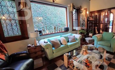 Venta - Casa - Estilo Ingles - Jardin - Piscina - Parrilla - 4 dormitorios - Luminoso