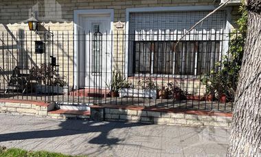 Casa 2 ambientes con patio en venta - Berazategui