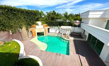 Casa en con Alberca y Cine en Venta Colinas de San Javier, Guadalajara, Jalisco.