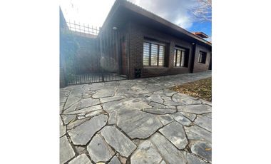 VENTA EXCELENTE CHALET CON PATIO Y PARRILLA EN FLORENCIO SANCHEZ