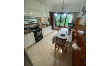 VENTA EXCELENTE CHALET CON PATIO Y PARRILLA EN FLORENCIO SANCHEZ