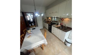 VENTA EXCELENTE CHALET CON PATIO Y PARRILLA EN FLORENCIO SANCHEZ