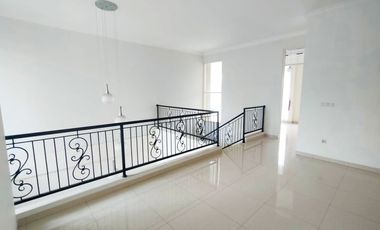 Di Sewakan Rumah Mewah Siap Huni 5 Kamar di Antapani, Bandung