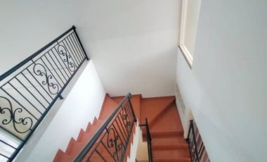 Di Sewakan Rumah Mewah Siap Huni 5 Kamar di Antapani, Bandung