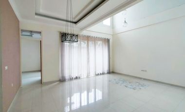 Di Sewakan Rumah Mewah Siap Huni 5 Kamar di Antapani, Bandung