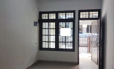DISEWAKAN !! Rumah Siap Huni Jalan 2 Mobil di Janur Kuning , Bisa Nego
