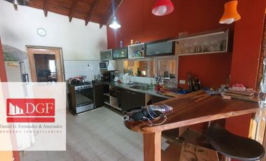 Amplia vivienda ubicada en B. Linda Vista. Cuenta con amplio quincho con parilla integrada, cocina, tres dormitorios, altillo, toilette y baño complet