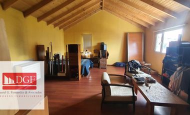 Amplia vivienda ubicada en B. Linda Vista. Cuenta con amplio quincho con parilla integrada, cocina, tres dormitorios, altillo, toilette y baño complet