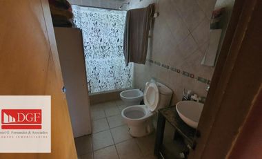 Amplia vivienda ubicada en B. Linda Vista. Cuenta con amplio quincho con parilla integrada, cocina, tres dormitorios, altillo, toilette y baño complet