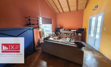 Amplia vivienda ubicada en B. Linda Vista. Cuenta con amplio quincho con parilla integrada, cocina, tres dormitorios, altillo, toilette y baño complet