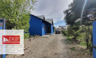 Amplia vivienda ubicada en B. Linda Vista. Cuenta con amplio quincho con parilla integrada, cocina, tres dormitorios, altillo, toilette y baño complet
