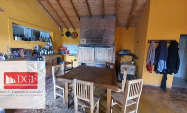 Amplia vivienda ubicada en B. Linda Vista. Cuenta con amplio quincho con parilla integrada, cocina, tres dormitorios, altillo, toilette y baño complet