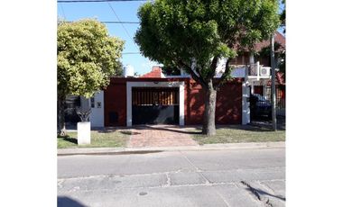 CASA 4 AMBIENTES CON COCHERA Y PILETA EN LANUS