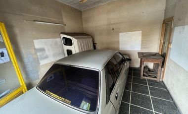 Ideal dos familias dos casas con dos locales, ubicada en Iriarte 1334 Temperley