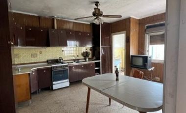 Ideal dos familias dos casas con dos locales, ubicada en Iriarte 1334 Temperley
