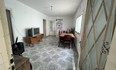Ideal dos familias dos casas con dos locales, ubicada en Iriarte 1334 Temperley