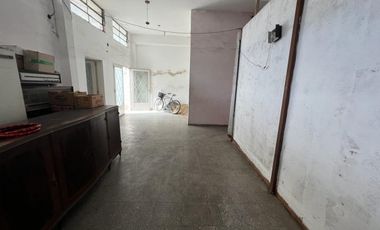 Ideal dos familias dos casas con dos locales, ubicada en Iriarte 1334 Temperley