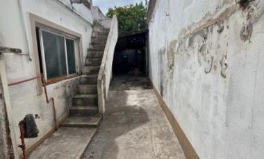 Ideal dos familias dos casas con dos locales, ubicada en Iriarte 1334 Temperley