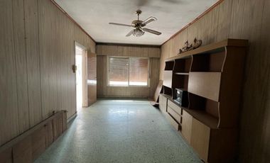 Ideal dos familias dos casas con dos locales, ubicada en Iriarte 1334 Temperley