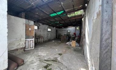 Ideal dos familias dos casas con dos locales, ubicada en Iriarte 1334 Temperley