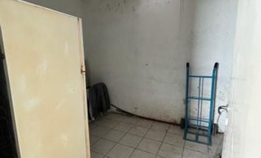 Ideal dos familias dos casas con dos locales, ubicada en Iriarte 1334 Temperley