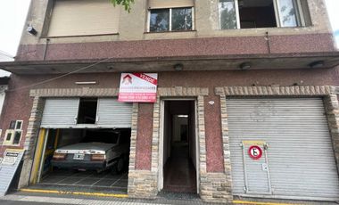 Ideal dos familias dos casas con dos locales, ubicada en Iriarte 1334 Temperley