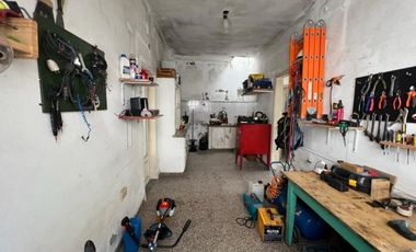 Ideal dos familias dos casas con dos locales, ubicada en Iriarte 1334 Temperley