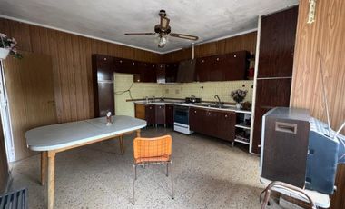 Ideal dos familias dos casas con dos locales, ubicada en Iriarte 1334 Temperley