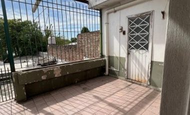 Ideal dos familias dos casas con dos locales, ubicada en Iriarte 1334 Temperley