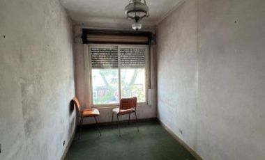 Ideal dos familias dos casas con dos locales, ubicada en Iriarte 1334 Temperley