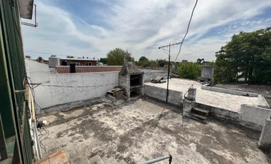 Ideal dos familias dos casas con dos locales, ubicada en Iriarte 1334 Temperley