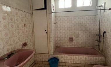 Ideal dos familias dos casas con dos locales, ubicada en Iriarte 1334 Temperley