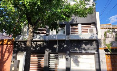 HERMOSA Casa en venta de 7 ambientes - Parque Avellaneda. Pergamino 400