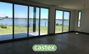 Casa con salida al Lago central en venta en el barrio Muelles de Puertos/