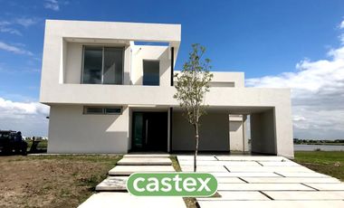Casa con salida al Lago central en venta en el barrio Muelles de Puertos/