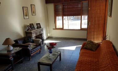 CASA EN CALLE C.SALLES DE MORON, 4 AMB . VIDELA H PROPIEDADES