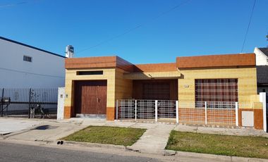 CASA EN CALLE C.SALLES DE MORON, 4 AMB . VIDELA H PROPIEDADES