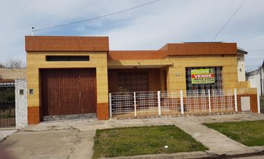 CASA EN CALLE C.SALLES DE MORON, 4 AMB . VIDELA H PROPIEDADES