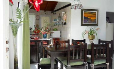 Pinamar, casa sobre lote de 450 m2 Living comedor, 3 Dormitorios, Cocina, 2 Baños, Jacuzzi, Parque y Parrilla.