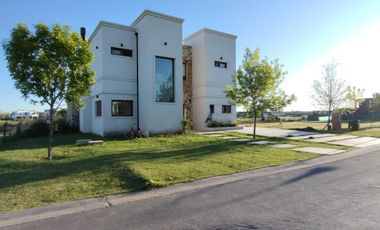 Venta casa con salida al lago Naudir