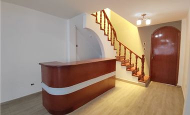 VENDO  CASA EN ESQUINA CON DOBLE COCHERA PARA 5 AUTOS -TACNA