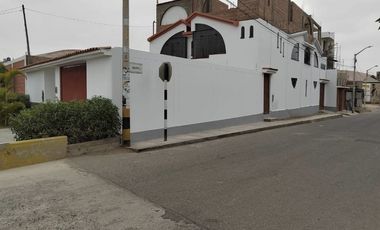 VENDO  CASA EN ESQUINA CON DOBLE COCHERA PARA 5 AUTOS -TACNA