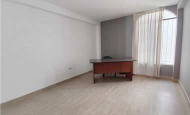 VENDO  CASA EN ESQUINA CON DOBLE COCHERA PARA 5 AUTOS -TACNA