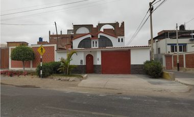 VENDO  CASA EN ESQUINA CON DOBLE COCHERA PARA 5 AUTOS -TACNA