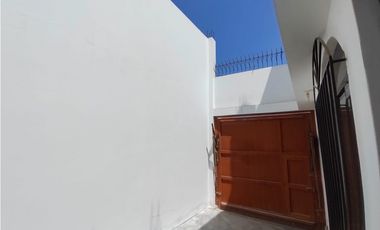 VENDO  CASA EN ESQUINA CON DOBLE COCHERA PARA 5 AUTOS -TACNA